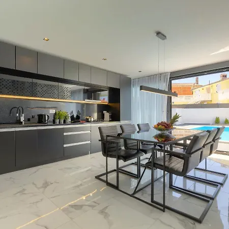 Dots N' Stripes By Interhome * 法扎纳