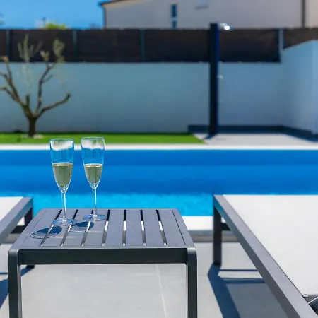 Dots N' Stripes By Interhome * 法扎纳