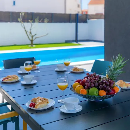 فيلة Dots N' Stripes By Interhome
