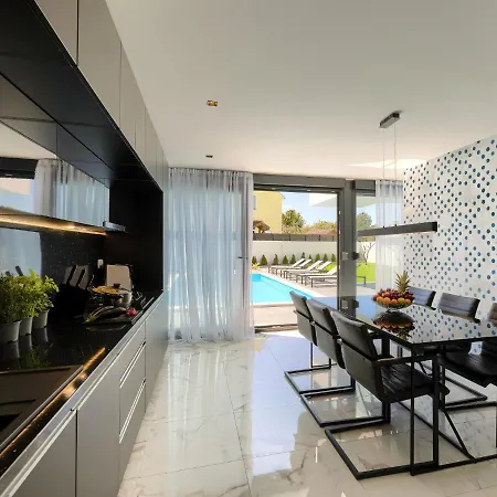 Dots N' Stripes By Interhome فيلة