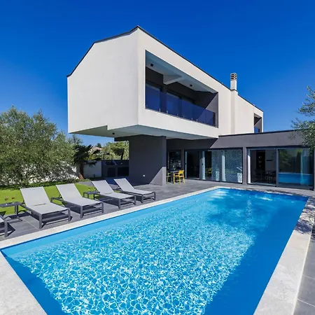 Dots N' Stripes By Interhome * Fažana